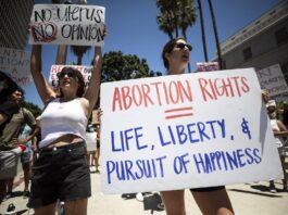 Intrigas y peleas entre demócratas y republicanos por el aborto manifestantes sosteniendo carteles durante una protesta a favor del aborto en Los Ángeles