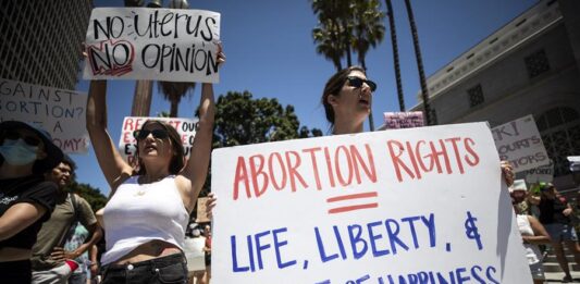 manifestantes sosteniendo carteles durante una protesta a favor del aborto en Los Ángeles