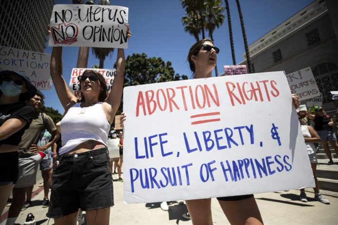 manifestantes sosteniendo carteles durante una protesta a favor del aborto en Los Ángeles manifestantes sosteniendo carteles durante una protesta a favor del aborto en Los Ángeles