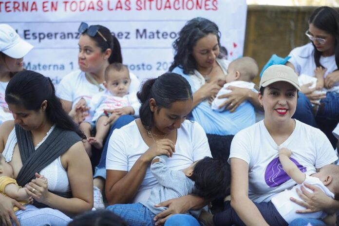 mujeres amamantando a sus hijos para visibilizar la importancia de la lactancia materna lactancia