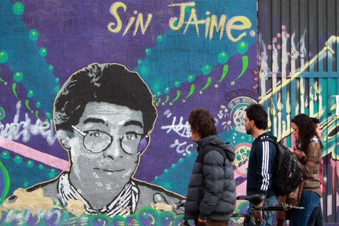 mural con la imagen del asesinado abogado, activista por la paz y popular humorista de la televisión colombiana Jaime Garzón mural con la imagen del asesinado abogado, activista por la paz y popular humorista de la televisión colombiana Jaime Garzón