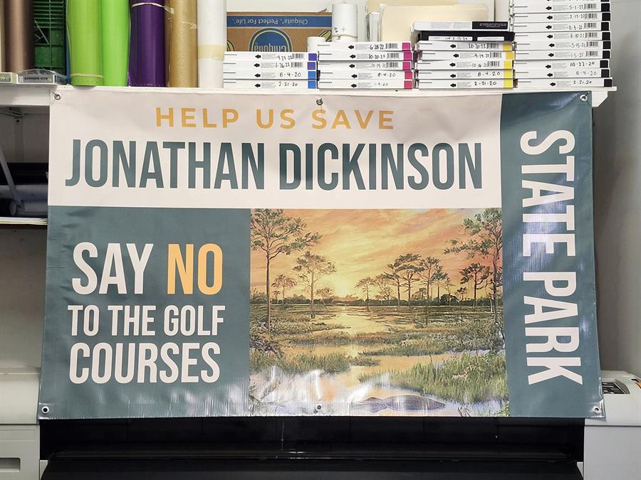 pancarta que pide apoyo a oponerse a la construcci&oacute;n de un campo de golf en el Parque Estatal Jonathan Dickinson