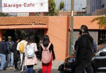 personal de medios de comunicación de la presidenta electa de México Claudia Sheinbaum, entrando a la cafetería 'Marago Café'
