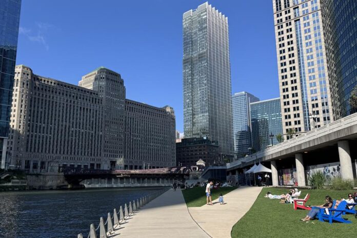 personas descansando en Chicago personas descansando en Chicago