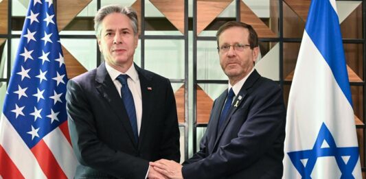 presidente israelí, Isaac Herzog (d), durante una reunión con el secretario de Estado estadounidense, Antony Blinken,