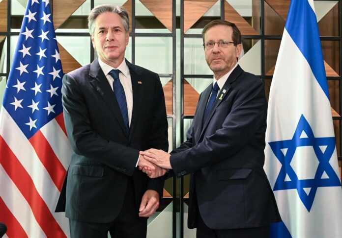 presidente israelí, Isaac Herzog (d), durante una reunión con el secretario de Estado estadounidense, Antony Blinken,