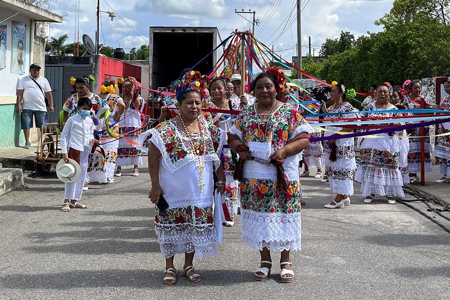 procesi&oacute;n en la comunidad de Dzoncauich en Yucat&aacute;n (1)