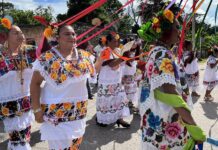 procesión en la comunidad de Dzoncauich en Yucatán (2)