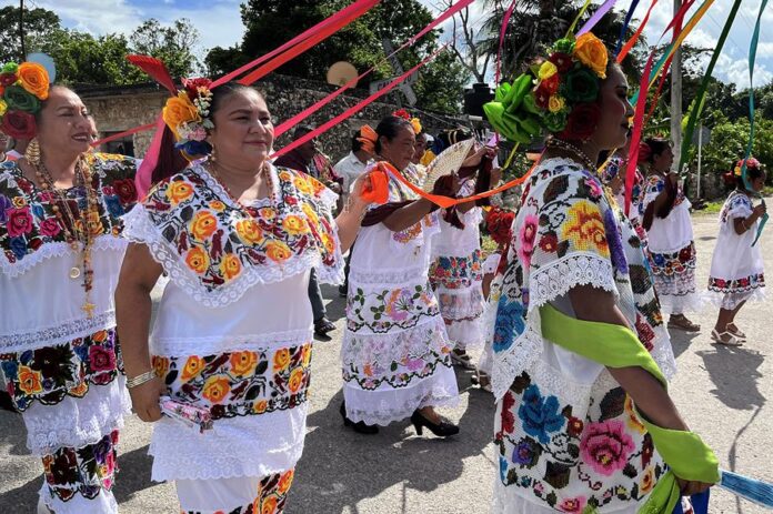 procesión en la comunidad de Dzoncauich en Yucatán (2)