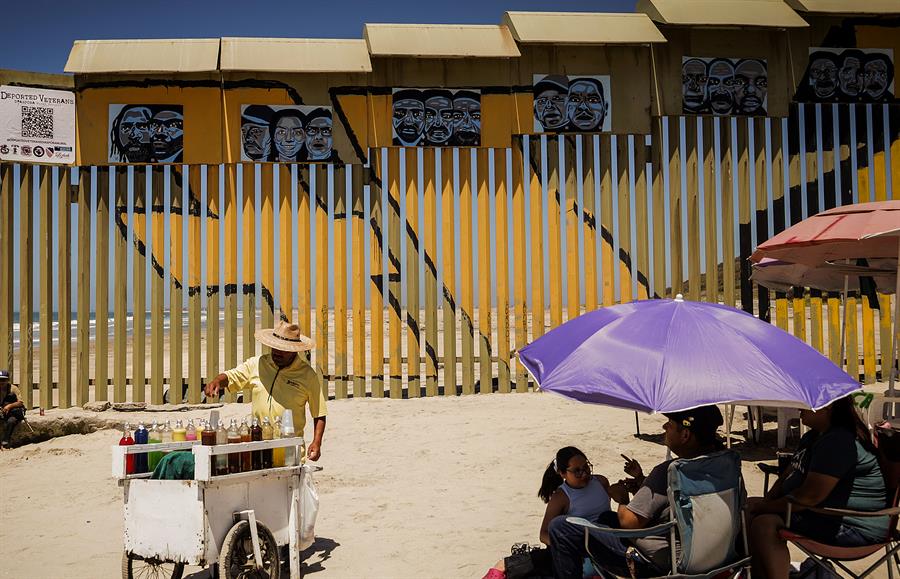 un mural con rostros de veteranos de guerra deportados, en el muro fronterizo de la ciudad de Tijuana (1)