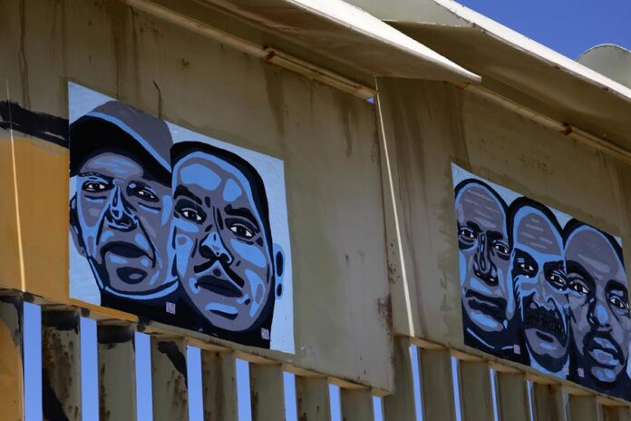 un mural con rostros de veteranos de guerra deportados, en el muro fronterizo de la ciudad de Tijuana (3)