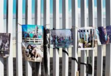 una galería de fotos, tomadas a lo largo de los años, colgada en la valla fronteriza en el Parque de la Amistad