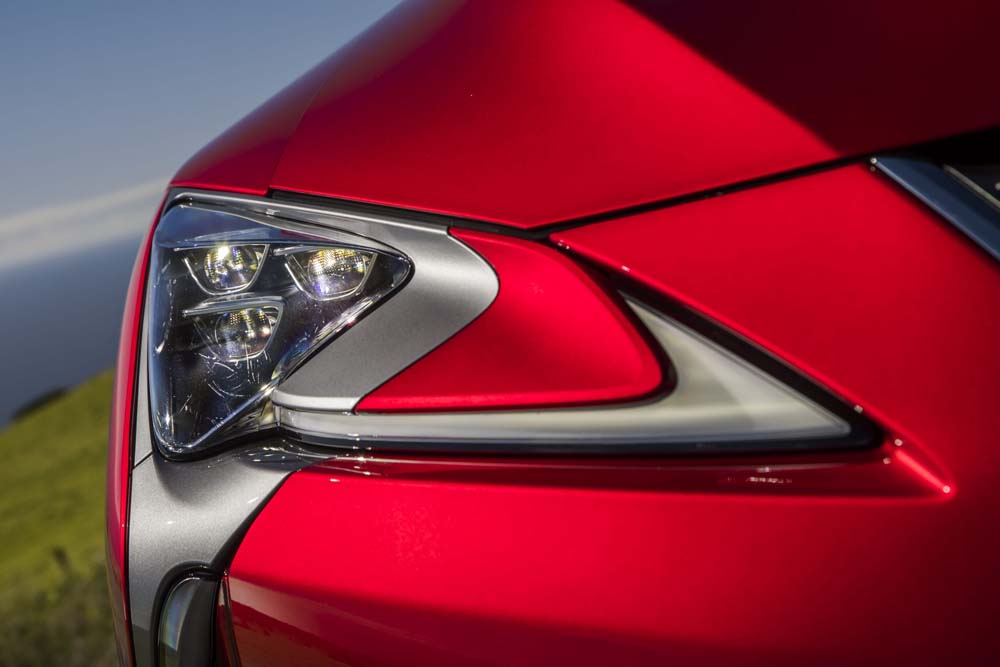 Lexus, afortunadamente sigue otra ruta, integrando en cada LC todas las prestaciones disponibles. Solo dejan de forma opcional el HUB o pantalla de proyecci&oacute;n en el parabrisas.