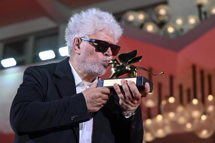 Almodóvar conquista un histórico León de Oro Almodóvar