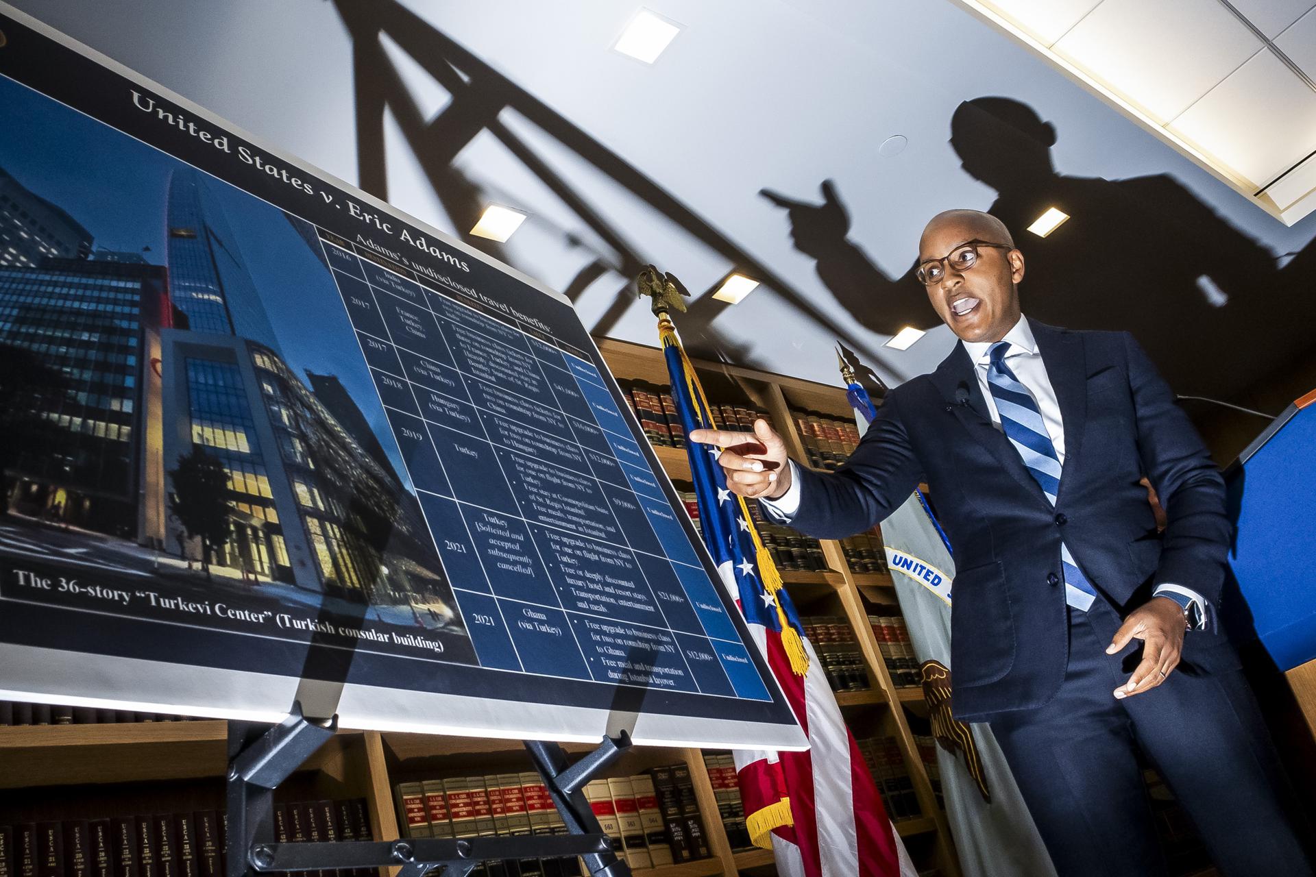 Damian Williams, Fiscal de los Estados Unidos para el Distrito Sur de Nueva York, celebra una conferencia de prensa donde expone la acusaci&oacute;n formal contra el alcalde de la ciudad de Nueva York, Eric Adams, en Nueva York.