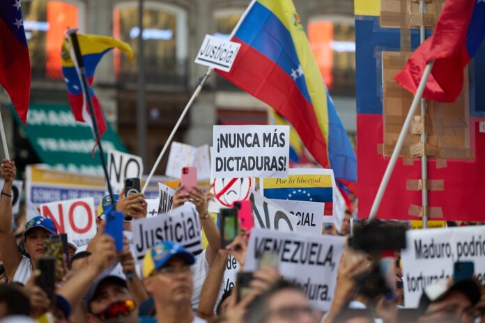 Ayuso asiste a la nueva protesta en Madrid en apoyo a la oposición venezolana