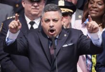 Dimite el primer hispano jefe de la Policía de Nueva York tras una investigación federal Edward Caban