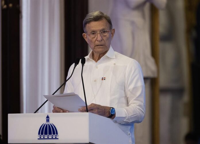 El canciller dominicano Roberto Álvarez habla en un encuentro con la prensa en el Palacio Nacional El canciller dominicano Roberto Álvarez habla en un encuentro con la prensa en el Palacio Nacional