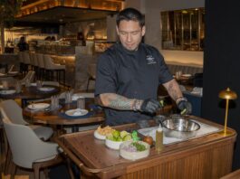 El chef del restaurante Missinn Ceviche, José Luis Chávez, prepara un plato durante una reunión con chefs peruanos