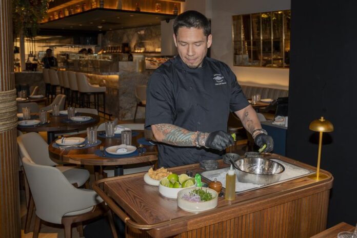 El chef del restaurante Missinn Ceviche, José Luis Chávez, prepara un plato durante una reunión con chefs peruanos El chef del restaurante Missinn Ceviche, José Luis Chávez, prepara un plato durante una reunión con chefs peruanos