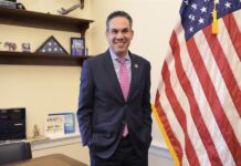El congresista demócrata por California y presidente del Caucus Demócrata de la Cámara de Representantes de los Estados Unidos, Pete Aguilar,