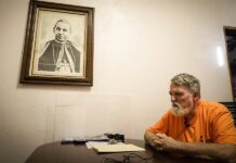 El director de la Casa del Migrante, Patricio Murphy, habla durante una entrevista
