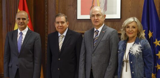 El dirigente opositor venezolano Edmundo González Urrutia (2i), se reúne con el diputado de UPN Alberto Catalán y la senadora María Caballero,