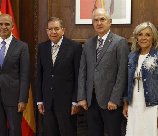 Edmundo González se reúne con partidos regionalistas conservadores en el Congreso español El dirigente opositor venezolano Edmundo González Urrutia (2i), se reúne con el diputado de UPN Alberto Catalán y la senadora María Caballero,