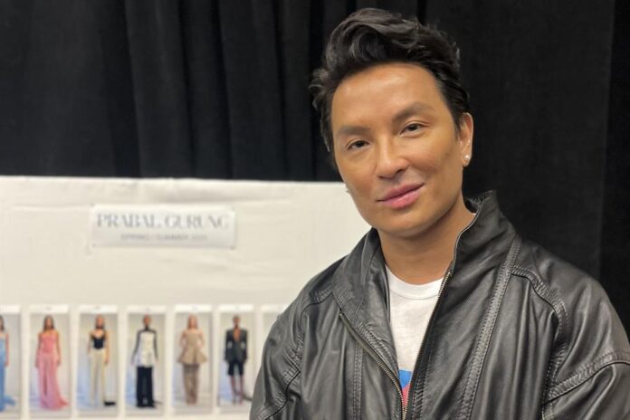 El diseñador nepalí-estadounidense Prabal Gurung posa previo a un desfile este sábado en New York El diseñador nepalí-estadounidense Prabal Gurung posa previo a un desfile este sábado en New York