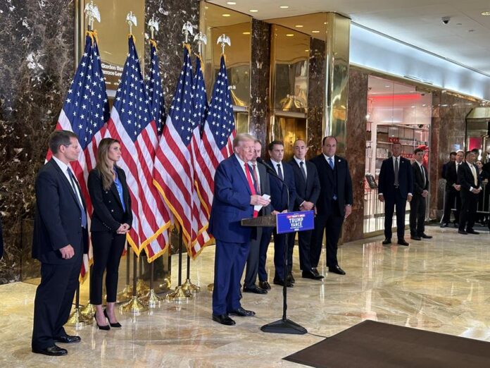 El expresidente y candidato a la presidencia, Donald Trump, habla durante una conferencia de prensa