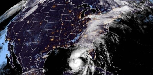 El huracán Helene, de categoría 1 en la escala Saffir-Simpson, se mantiene cercano a la costa norte del estado de Quintana Roo