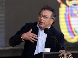 El presidente colombiano, Gustavo Petro, habla durante una concentración de seguidores