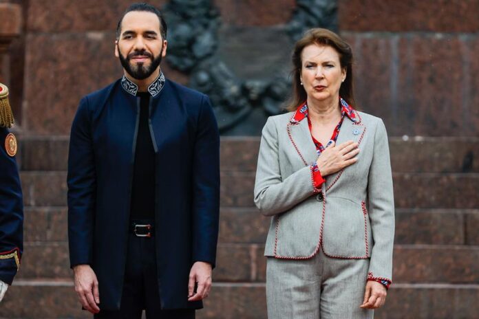 El presidente de El Salvador, Nayib Bukele (i), y la canciller argentina, Diana Mondino asisten a un acto de ofrenda floral El presidente de El Salvador, Nayib Bukele (i), y la canciller argentina, Diana Mondino asisten a un acto de ofrenda floral
