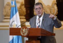 El presidente de Guatemala, Bernardo Arévalo de León, habla durante una conferencia de prensa
