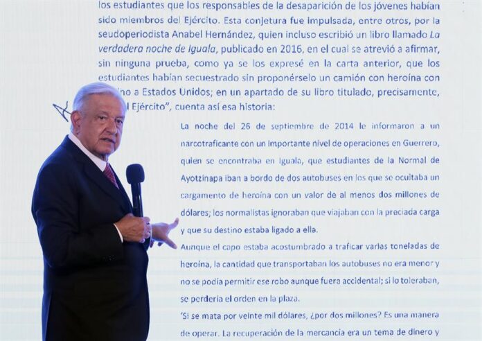 El presidente de México, Andrés Manuel López Obrador, lee una carta durante una rueda de prensa