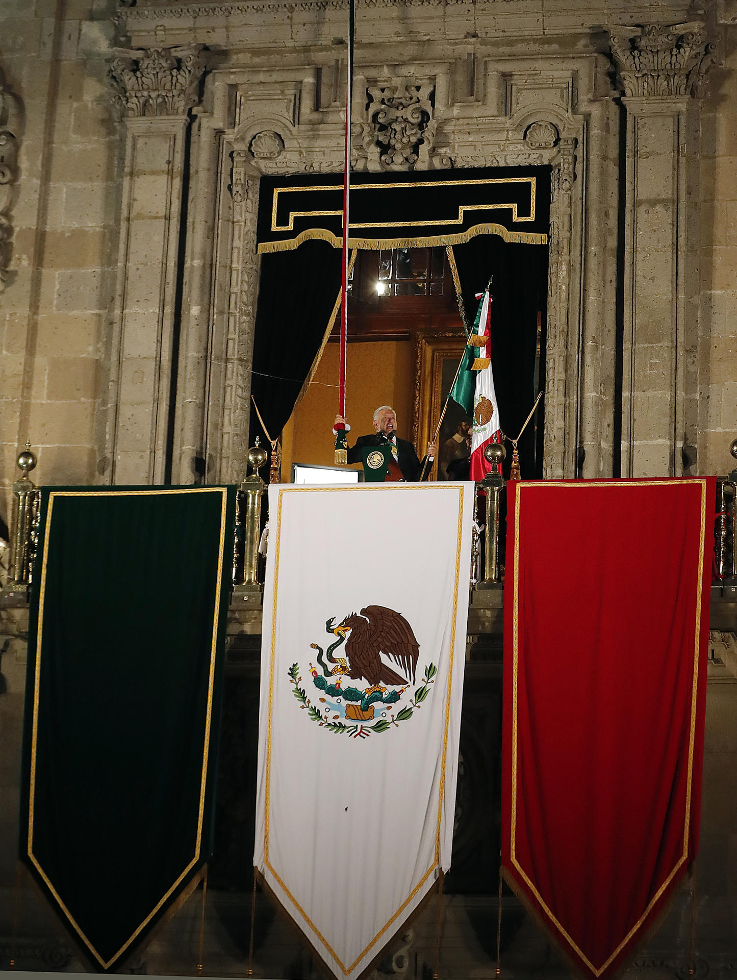 El presidente de M&eacute;xico, Andr&eacute;s Manuel L&oacute;pez Obrador, participa en la ceremonia por el 214 aniversario del Grito de independencia