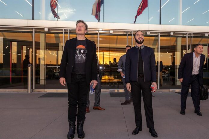 Elon Musk (i) reunido con el presidente salvadoreño, Nayib Bukele