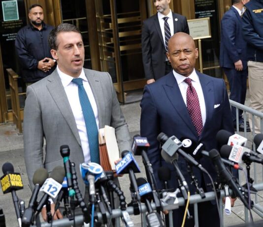 El alcalde de Nueva York pide a un juez federal que desestime su cargo por soborno Eric Adams
