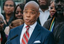 El alcalde de Nueva York, Eric Adams, es acusado de varios delitos de corrupción Según la acusación de 57 páginas, tras convertirse Adams en presidente del condado de Brooklyn en 2014, y por cerca de una década hasta llegar a la alcaldía, "buscó y aceptó beneficios valiosos e indebidos", como viajes internacionales de lujo, incluso de empresarios extranjeros adinerados y al menos de un funcionario del gobierno turco que buscaba tener influencia sobre él.