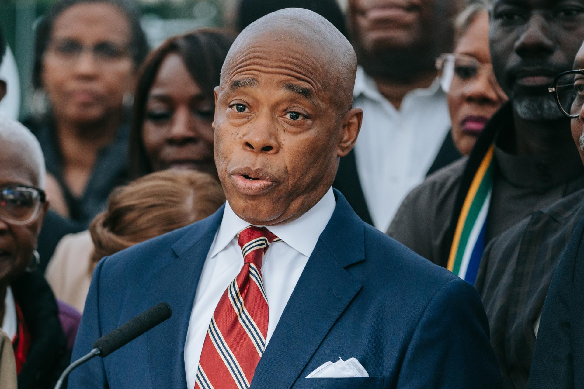 Seg&uacute;n la acusaci&oacute;n de 57 p&aacute;ginas, tras convertirse Adams en presidente del condado de Brooklyn en 2014, y por cerca de una d&eacute;cada hasta llegar a la alcald&iacute;a, "busc&oacute; y acept&oacute; beneficios valiosos e indebidos", como viajes internacionales de lujo, incluso de empresarios extranjeros adinerados y al menos de un funcionario del gobierno turco que buscaba tener influencia sobre &eacute;l.