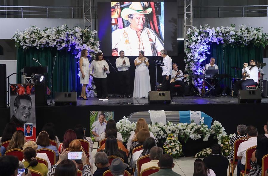 Familiares, amigos y colegas del fallecido artista hondureño Moisés Canelo, asisten a un homenaje