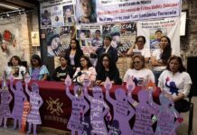 Familiares de víctimas de feminicidio y sobrevivientes participan en una rueda de prensa