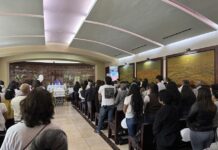 Familiares y amigos de Diego Ignacio Paz asisten a una misa en honor al estudiante, este lunes en Oaxaca