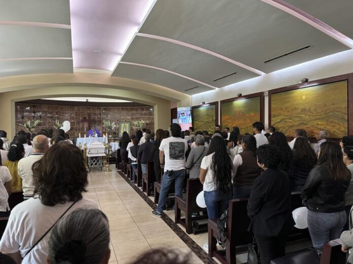 Familiares y amigos de Diego Ignacio Paz asisten a una misa en honor al estudiante, este lunes en Oaxaca Familiares y amigos de Diego Ignacio Paz asisten a una misa en honor al estudiante, este lunes en Oaxaca
