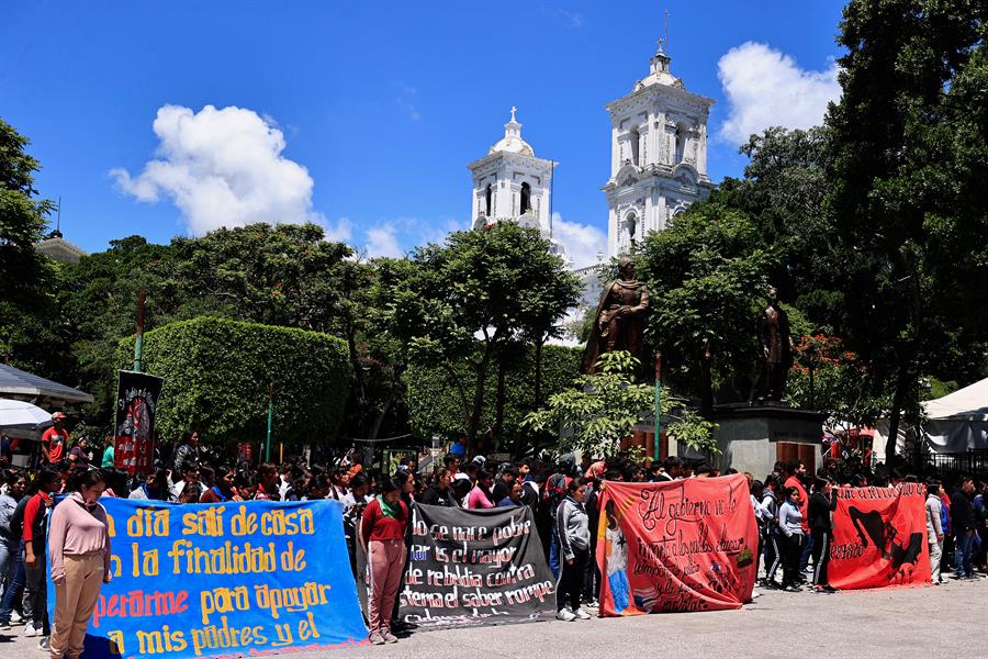 Familiares y amigos de los 43 estudiantes de Ayotzinapa, participan durante una manifestaci&oacute;n
