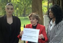 Gloria Allred (c), habla durante una rueda de prensa junto a Veronika Didusenko (i) Miss Ucrania 2018, y Danielle Hazel, denunciante de Miss Mundo y de Miss América