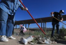 Integrantes de organizaciones civiles y trabajadores de maquiladoras, realizan limpieza este sábado, en las inmediaciones del Río Bravo, (1)