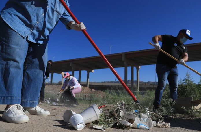 Integrantes de organizaciones civiles y trabajadores de maquiladoras, realizan limpieza este sábado, en las inmediaciones del Río Bravo, (1)