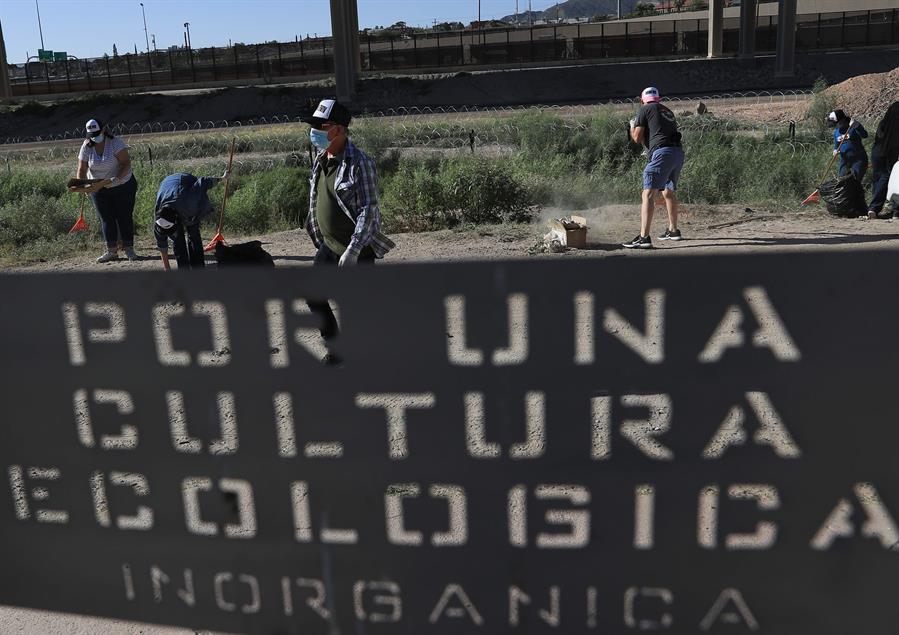 Integrantes de organizaciones civiles y trabajadores de maquiladoras, realizan limpieza este s&aacute;bado, en las inmediaciones del R&iacute;o Bravo, (2)
