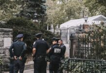 El FBI acude a la residencia del alcalde de Nueva York, que afronta cargos penales Policías fuera de Gracie Mansion, la residencia oficial del alcalde de la ciudad de Nueva York, en Nueva York